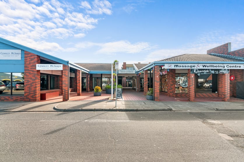 Click to view all images 2/306 Raymond Street Sale VIC 3850 - Image 3