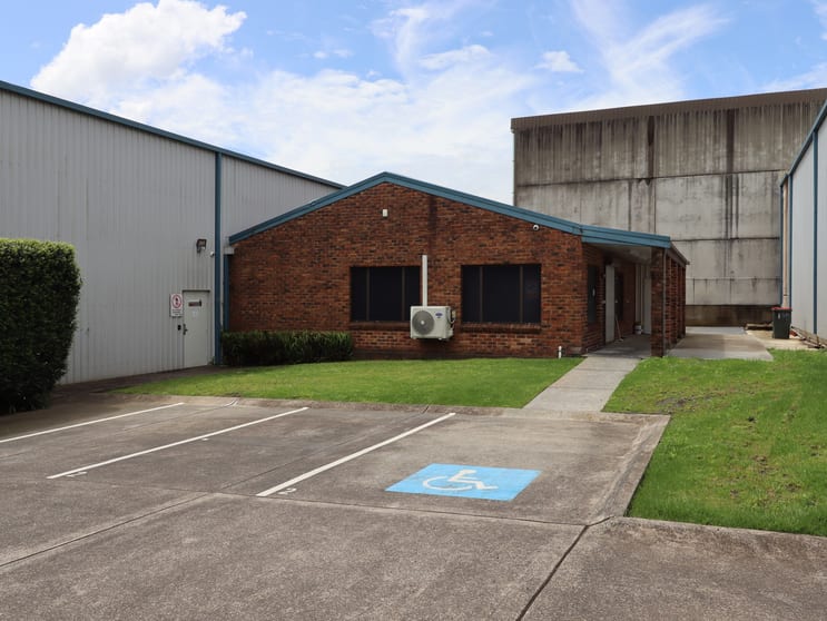Click to view all images 2/10 Doyle Avenue Unanderra NSW 2526 - Image 1