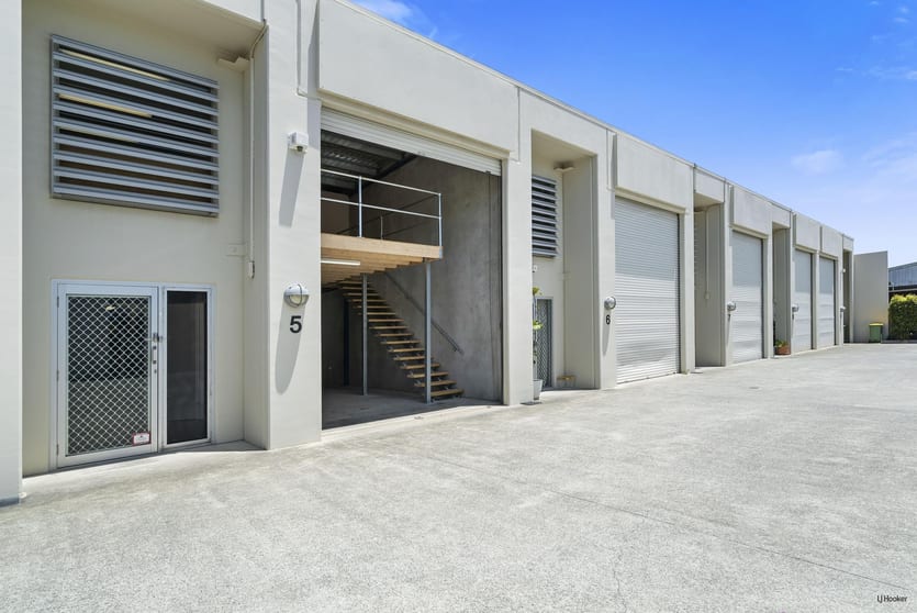 Click to view all images 5/2 Hawker Street Currumbin Waters QLD 4223 - Image 1