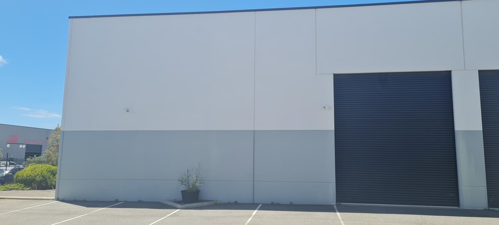 Click to view all images 1/18 Dillington Pass Landsdale WA 6065 - Image 2