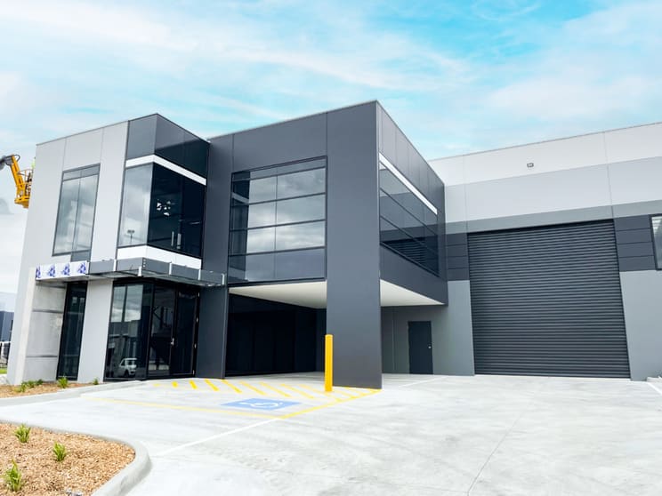 Click to view all images 31 Hamersley Drive Clyde North VIC 3978 - Image 3