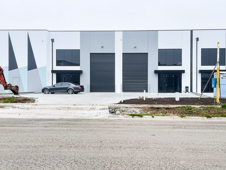 Click to view all images 1 & 2/21 Camino Crescent Cranbourne West VIC 3977 - Image 3
