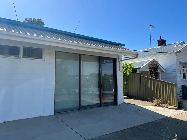Click to view all images 85B Neale Street Kennington VIC 3550 - Image 2