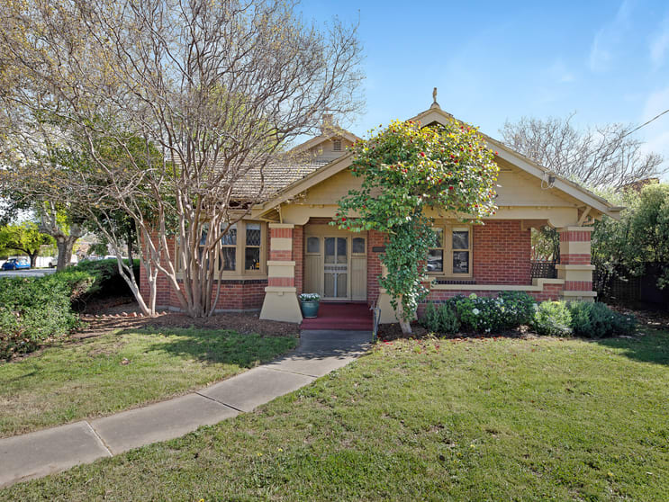 Click to view all images 45 Ryley Street Wangaratta VIC 3677 - Image 2