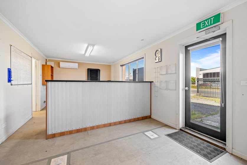 Click to view all images 19A Butt Street Canadian VIC 3350 - Image 2