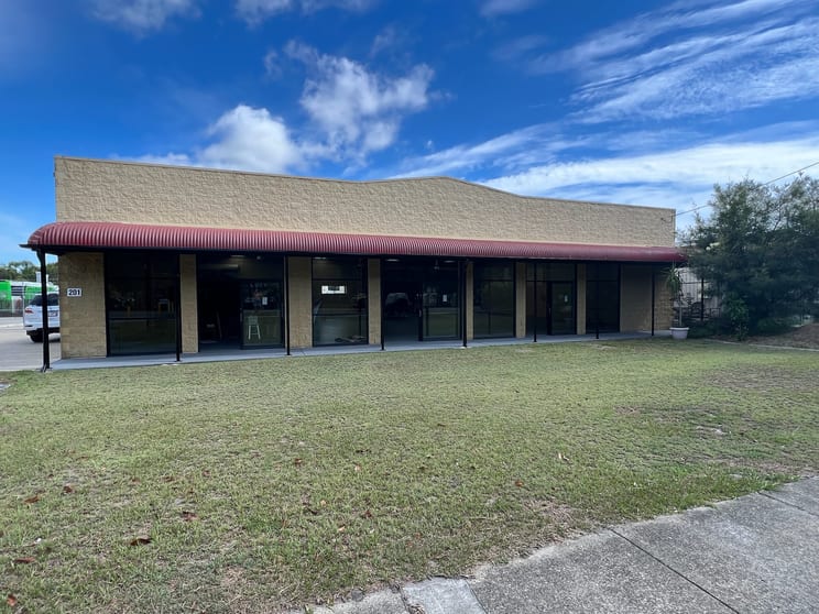 Click to view all images 201 First Avenue Bongaree QLD 4507 - Image 2