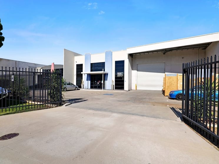 Click to view all images 4 Meares Way Canning Vale WA 6155 - Image 1