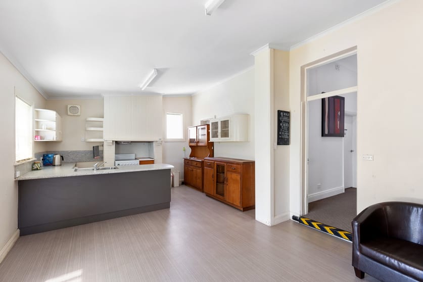 Click to view all images 8 WEHL STREET NORTH Mount Gambier SA 5290 - Image 2