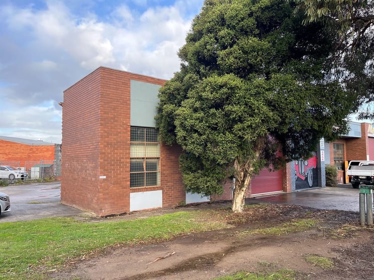 Click to view all images 1/2 BARRY STREET Bayswater VIC 3153 - Image 3