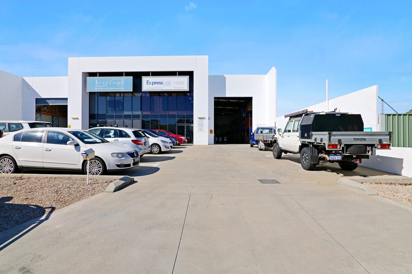 Click to view all images Unit 2/18 Colin Jamieson Drive Welshpool WA 6106 - Image 2