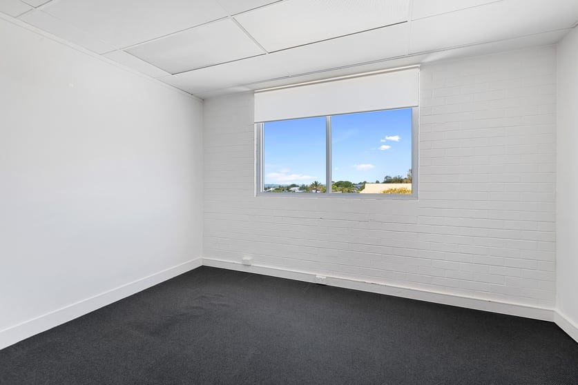 Click to view all images 303/182 Bay Terrace Wynnum QLD 4178 - Image 2