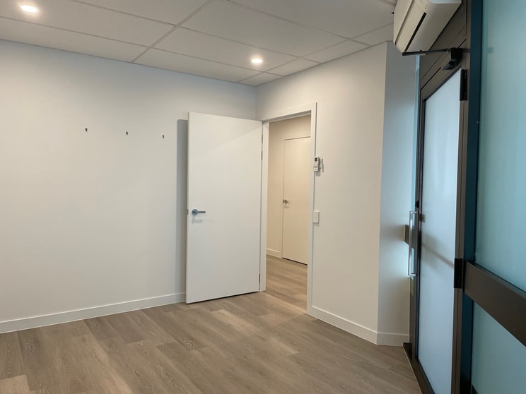 Click to view all images 10/21-25 Lake Street Cairns City QLD 4870 - Image 3
