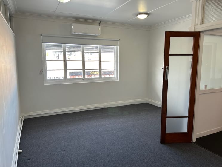 Click to view all images Suite 2/123 Bay Terrace Wynnum QLD 4178 - Image 3