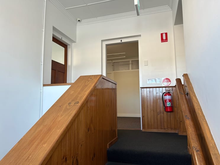 Click to view all images Suite 4/123 Bay Terrace Wynnum QLD 4178 - Image 2