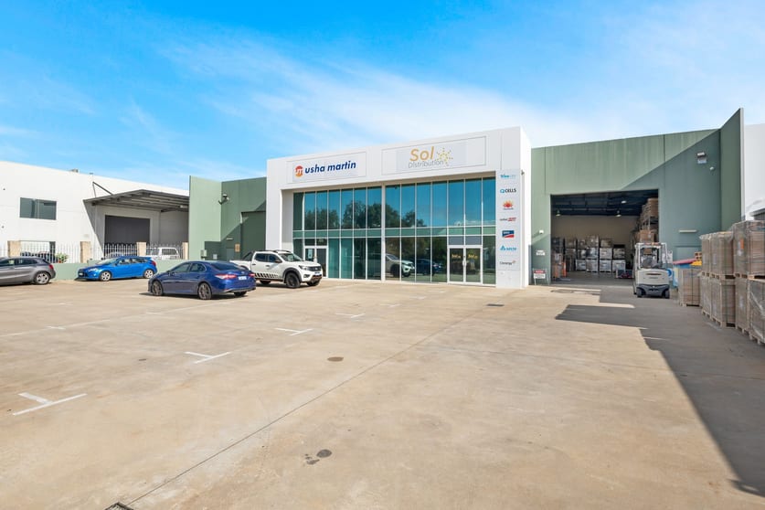 Click to view all images Unit 2/31 Colin Jamieson Drive Welshpool WA 6106 - Image 1