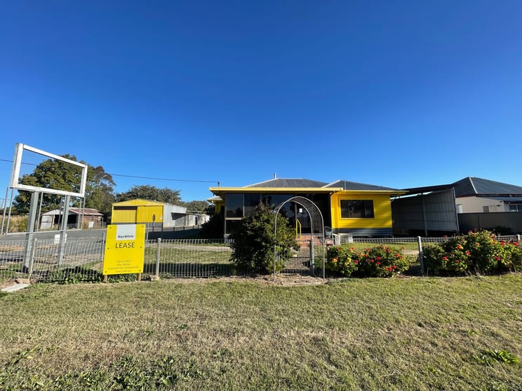 Click to view all images 221 Bridge Street Oakey QLD 4401 - Image 1