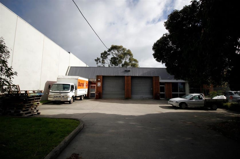 Click to view all images 1/15 Michellan Court Bayswater VIC 3153 - Image 3