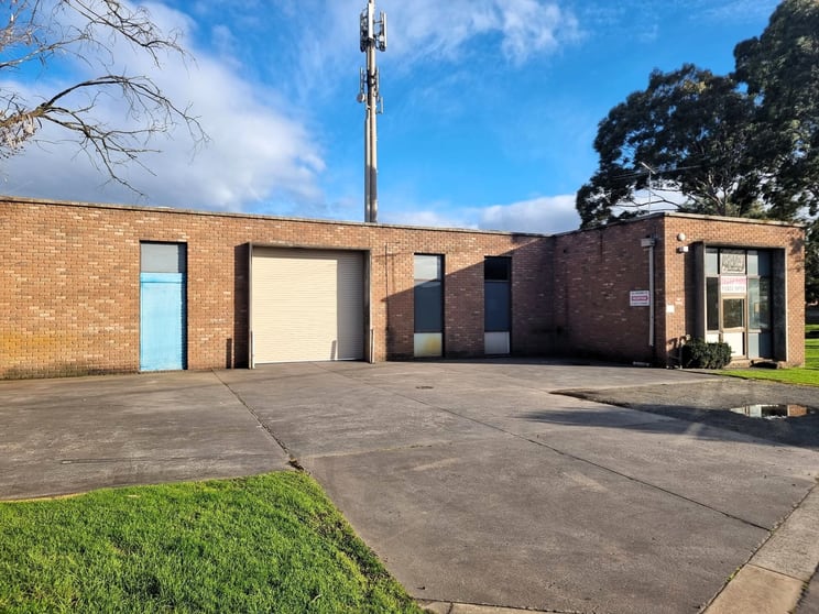 Click to view all images 5C Holloway Drive Bayswater VIC 3153 - Image 2