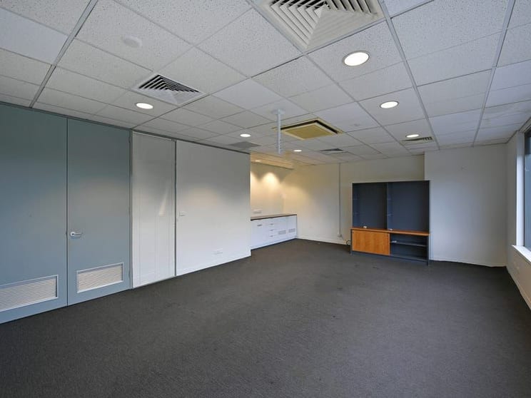 Click to view all images 152 Highbury Road Burwood VIC 3125 - Image 3