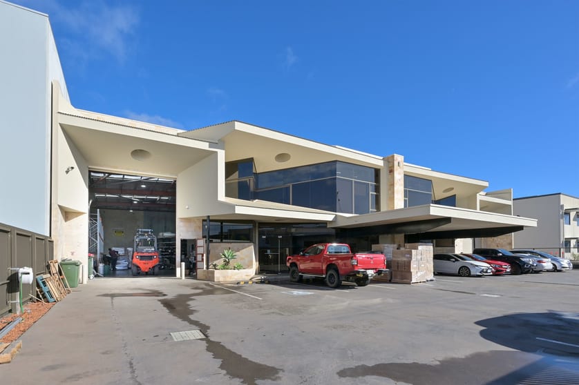 Click to view all images 68A Mordaunt Circuit Canning Vale WA 6155 - Image 1