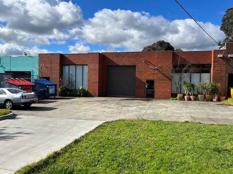 Click to view all images 18 Michellan Court Bayswater VIC 3153 - Image 2