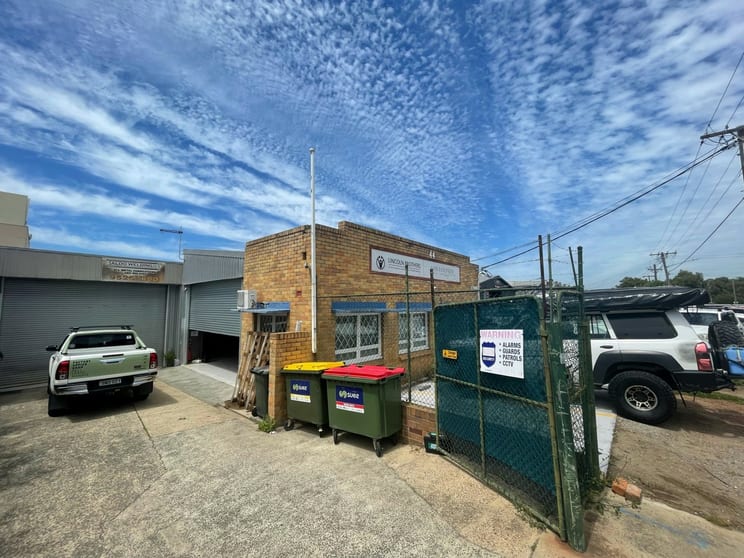 Click to view all images 44 Woodfield Boulevarde Caringbah NSW 2229 - Image 2