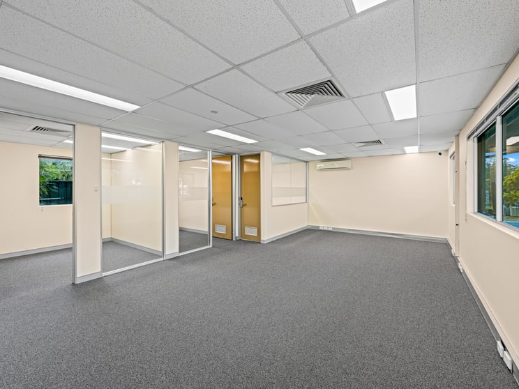 Click to view all images part of/11 William Street Blackstone QLD 4304 - Image 3