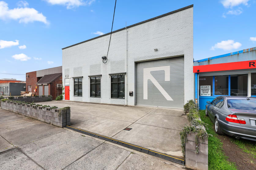 Click to view all images 30 Viking Court Cheltenham VIC 3192 - Image 2