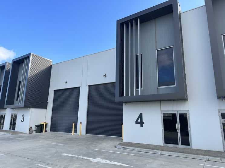 Click to view all images 4/32 Aylesbury Drive Altona VIC 3018 - Image 1