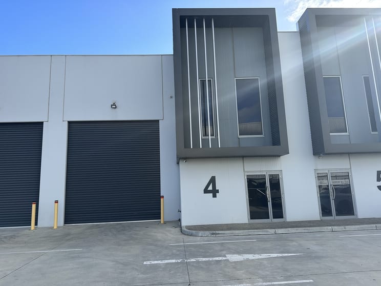 Click to view all images 4/32 Aylesbury Drive Altona VIC 3018 - Image 3