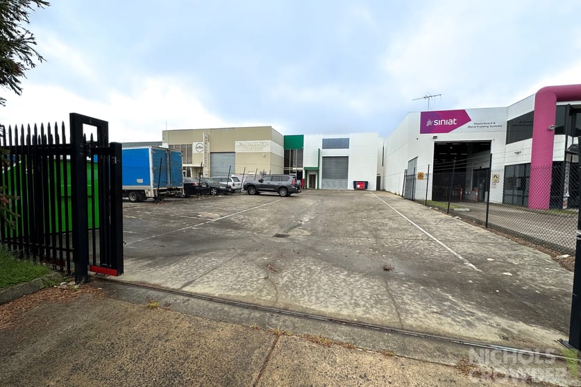 Click to view all images 8A Frankston Gardens Drive Carrum Downs VIC 3201 - Image 2