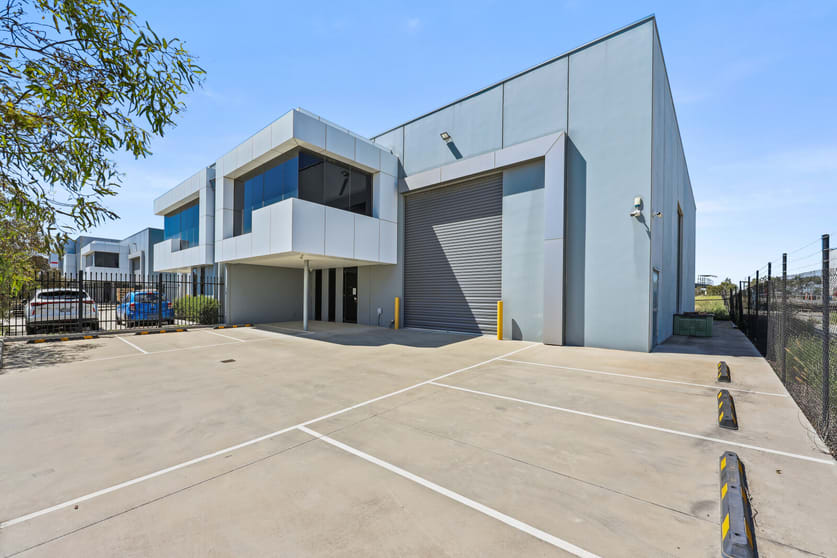 Click to view all images 130 Indian Drive Keysborough VIC 3173 - Image 2