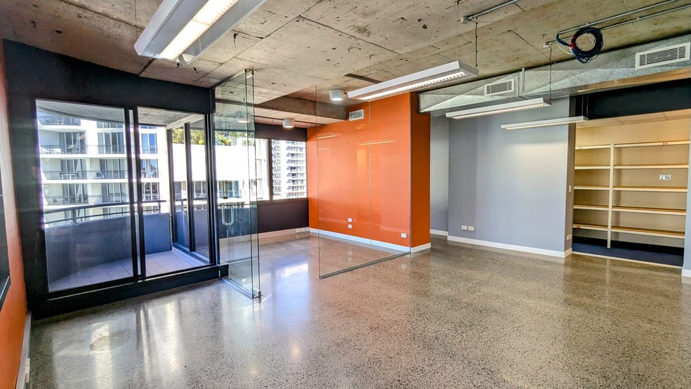 Click to view all images 13/33 Elkhorn Avenue Surfers Paradise QLD 4217 - Image 3