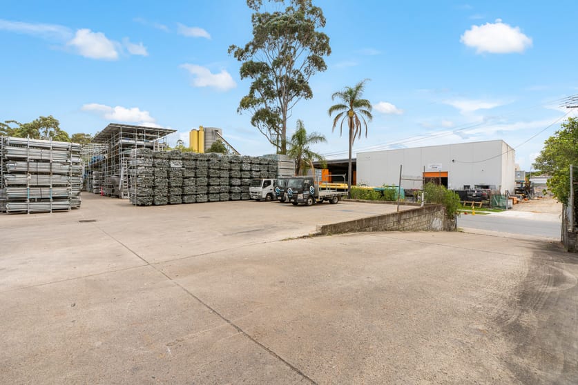 Click to view all images 32 Greg Chappell Drive Burleigh Heads QLD 4220 - Image 2