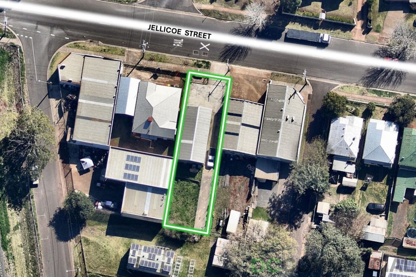 Click to view all images 122B Jellicoe Street North Toowoomba QLD 4350 - Image 2