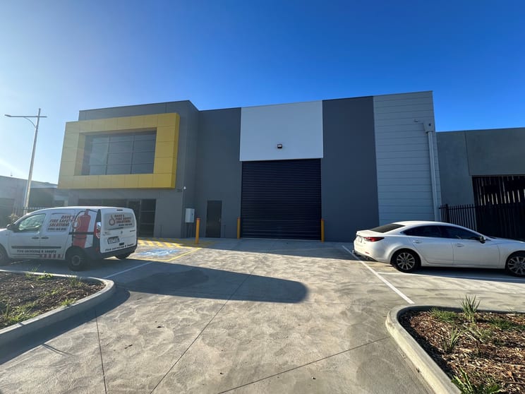 Click to view all images 35 Robbins Circuit Williamstown VIC 3016 - Image 2