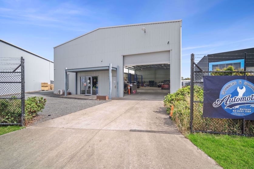 Click to view all images 2/1 Golden Crescent Wendouree VIC 3355 - Image 2