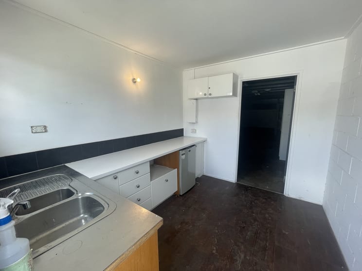 Click to view all images 2/53 Meadow Avenue Coopers Plains QLD 4108 - Image 3