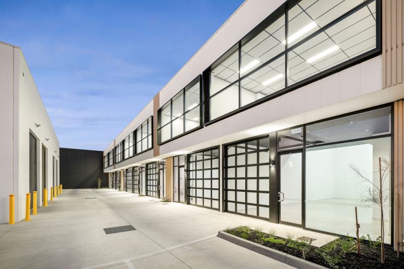 Click to view all images Unit 6, 12-14 Robbins Circuit Williamstown VIC 3016 - Image 1