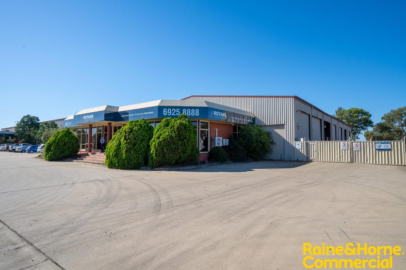 Click to view all images 320-330 Copland Street Wagga Wagga NSW 2650 - Image 3