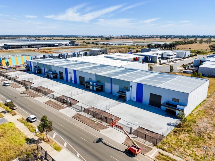 Click to view all images 42-50 Whitfield Boulevard Cranbourne West VIC 3977 - Image 3