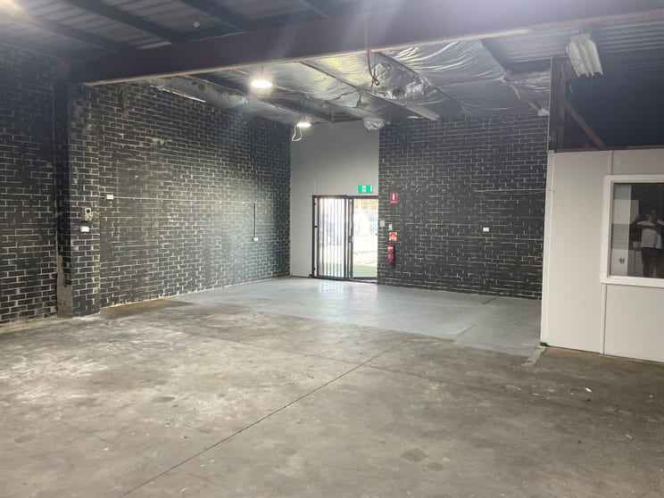 Click to view all images Unit 1/5 Bon Mace Close Berkeley Vale NSW 2261 - Image 3