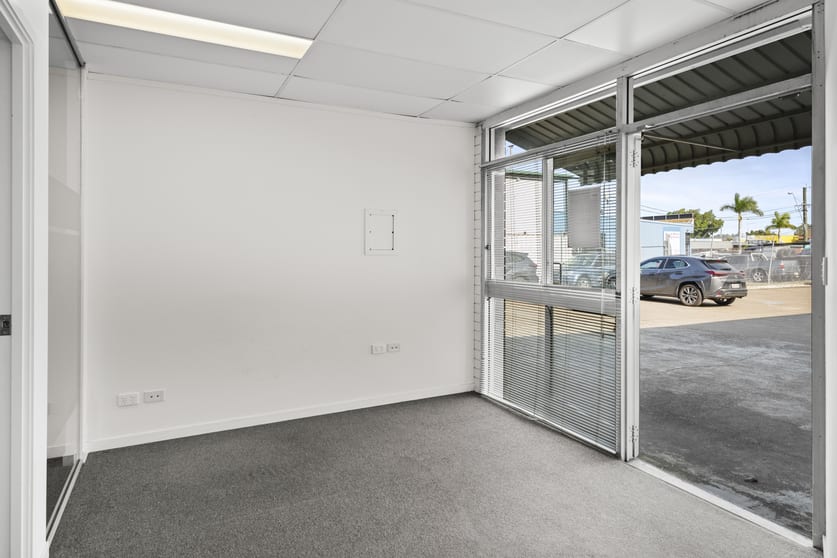 Click to view all images 4/16 Lowry Street North Ipswich QLD 4305 - Image 2