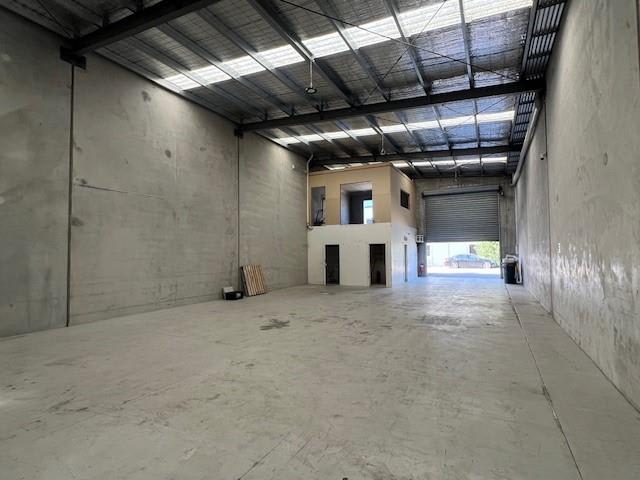 Click to view all images 4/1 Clelland Road Brooklyn VIC 3012 - Image 2