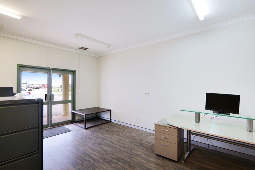 Click to view all images 1/11 McElligott Court Canning Vale WA 6155 - Image 3