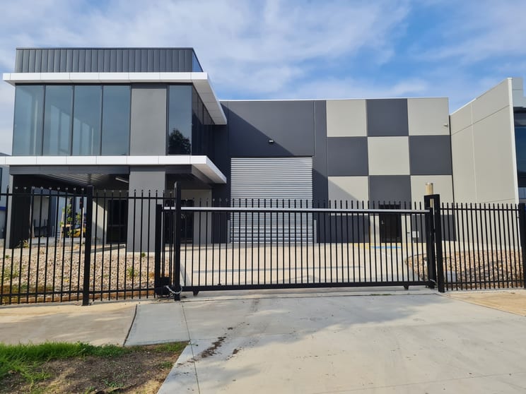 Click to view all images 1/32 Rockfield Way Ravenhall VIC 3023 - Image 1