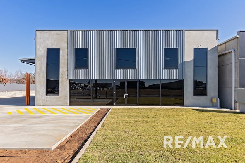 Click to view all images 4/11 Houtman Street Wagga Wagga NSW 2650 - Image 3