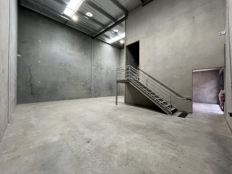 Click to view all images Unit 2/434 The Boulevarde Kirrawee NSW 2232 - Image 2