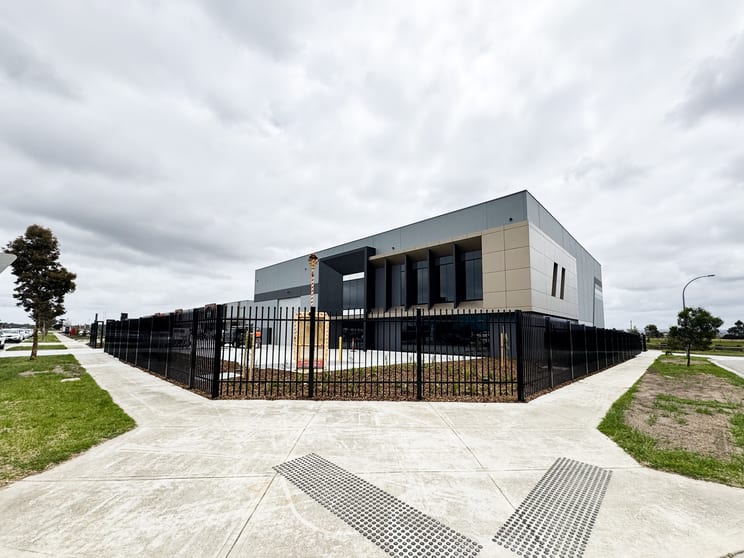 Click to view all images 55 Selenium Way Clyde North VIC 3978 - Image 1