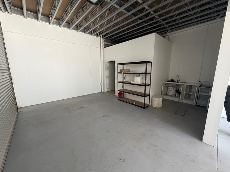 Click to view all images 4/16 Industry Place Wynnum QLD 4178 - Image 3